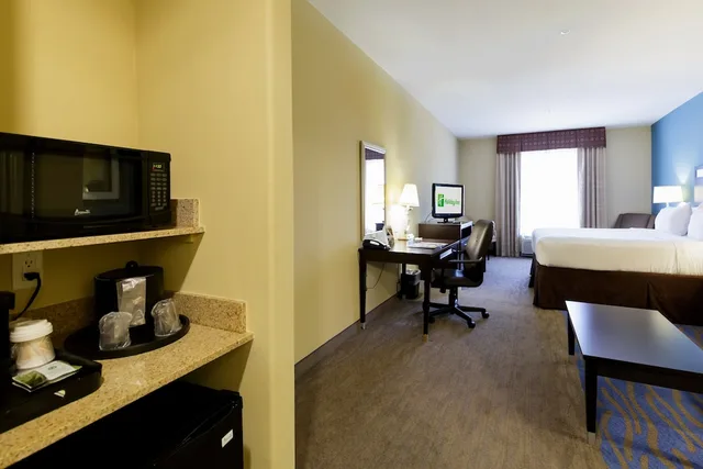 غرفة قياسية بسرير كينج مع أريكة، Holiday Inn Houston Webster 4/4
