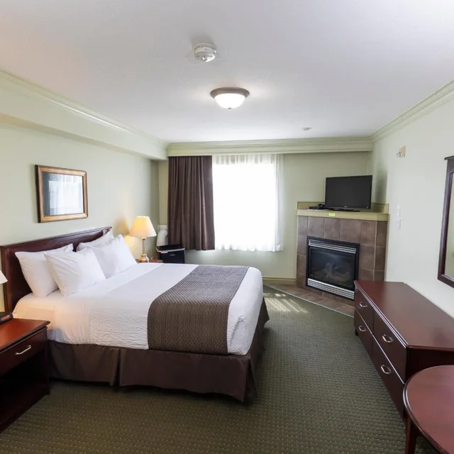 Efficiency, Queen Bed, Quality Inn & Suites Whitecourt 2/7
