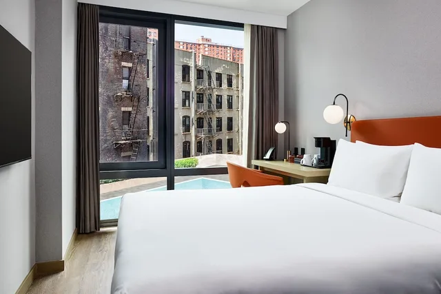 غرفة بسرير كينج بإطلالة على الفناء، The George at Columbia, Tapestry Collection by Hilton 4/5