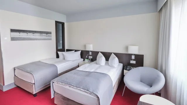 غرفة قياسية بسريرين منفصلين، Holiday Inn Berlin Airport Conference Centre Formerly Holiday Inn Berlin International Airport 5/10