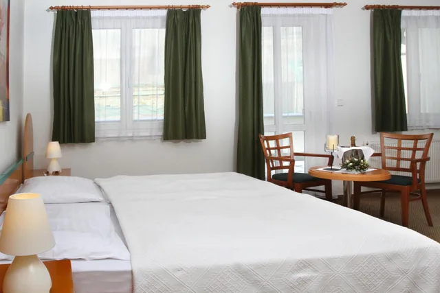 Room, Double or Twin Bed, Pool Access، Hotel Maxim 6/10