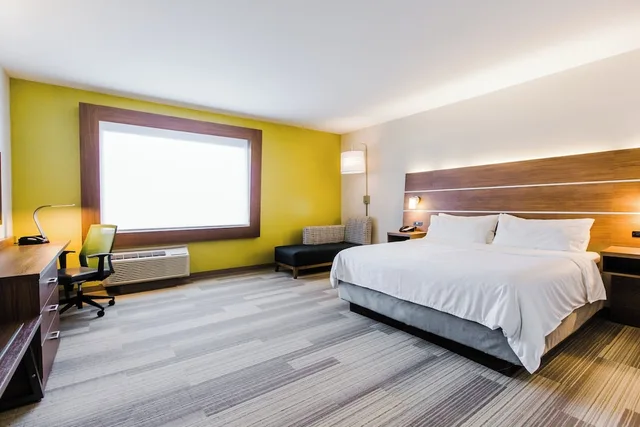 جناح بسرير كينج بحوض جاكوزي، HOLIDAY INN EXPRESS & SUITES WEST EDMONTON-MALL AREA 4/9
