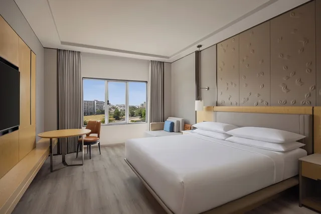 غرفة ديلوكس بسرير كينج بإطلالة على المدينة، Surat Marriott Hotel 2/4