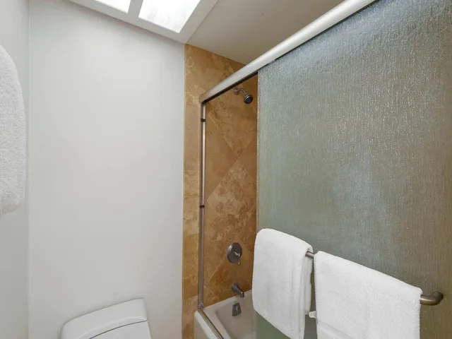 شقة سكنية بسريرين مزدوجين وسرير كينج بإطلالة على البحر بغرفتي نوم مع أريكة، Kaanapali Alii 15/15
