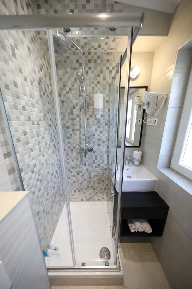 غرفة قياسية بسرير كوين بحمام خاص، Downtown Boutique Hostel 5/5