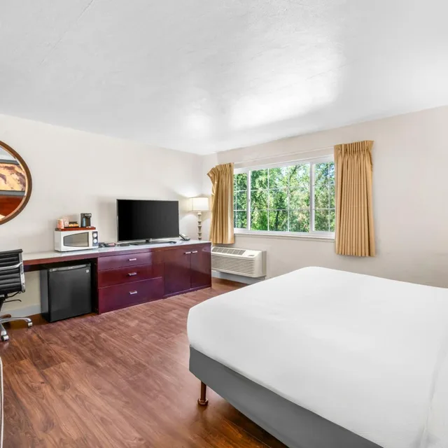 Efficiency, King Bed, Queen Bed، Quality Inn and Suites Jackson CA 2/4