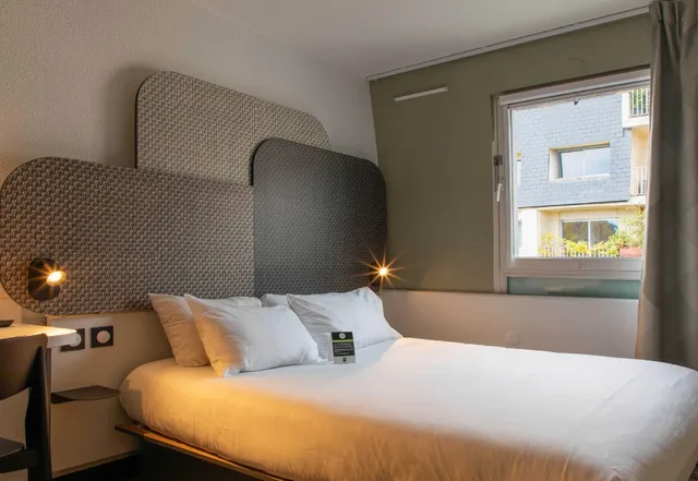 غرفة قياسية بثلاثة أسرّة، B&B HOTEL Lourdes Centre Gare 3 etoiles 1/1