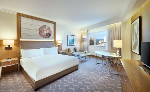غرفة ديلوكس بسرير كينج مع أريكة، Hilton Durban 1/3