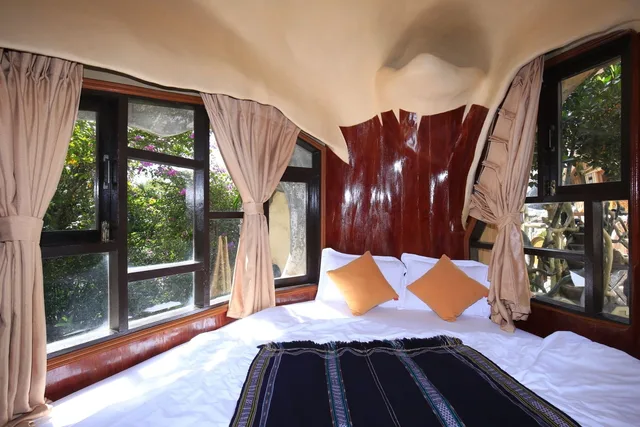 Land, 2 Double Beds, Crazy House 1/1