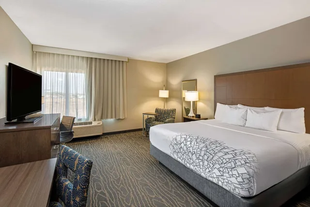 غرفة بسرير كينج لذوي الإعاقة، La Quinta Inn Suites By Wyndham Kingman 1/5