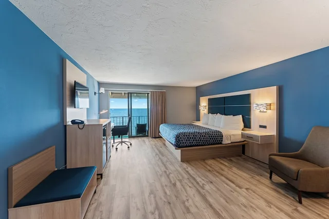 غرفة ديلوكس بسرير كينج بإطلالة على البحر بشرفة، Pilgrim Sands on Long Beach 1/1