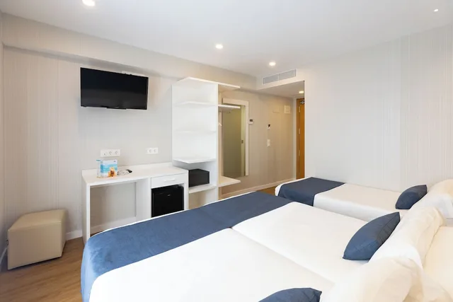 غرفة بثلاثة أسرّة بإطلالة على البحر مع سرير إضافي، Hotel Internacional Calella 6/10