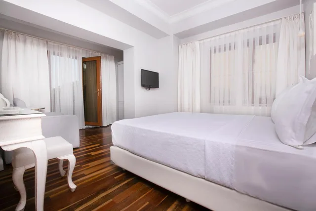 Deluxe, Balcony, Ascot Hotel 1/3