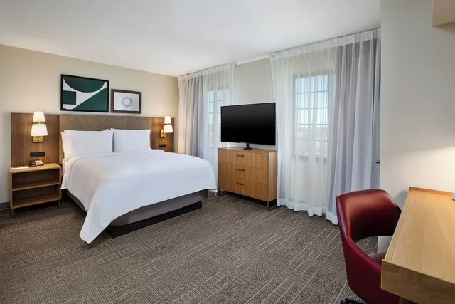 جناح بسرير كوين بغرفة نوم واحدة مع أريكة بمطبخ، STAYBRIDGE SUITES LINCOLN NORTHEAST 5/7