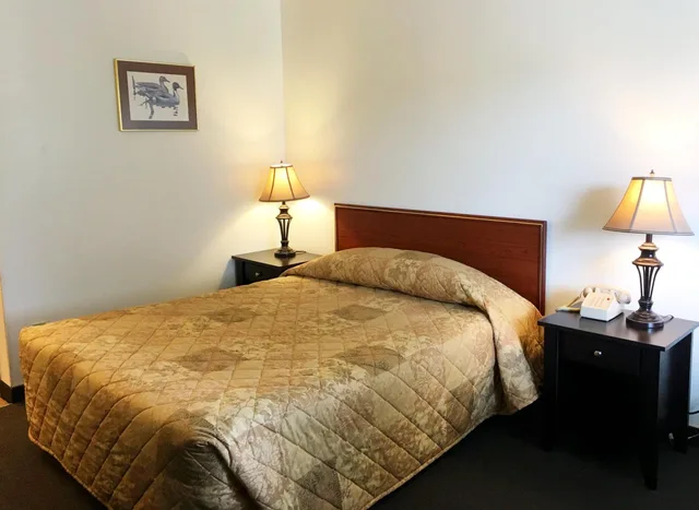 Room, Queen Bed, Fairground Inn Monroe WA 2/10