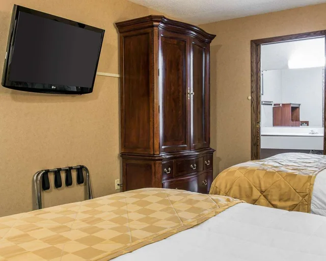 Leisure, 2 Queen Beds، Clarion Hotel Mackinaw City Beachfront 3/3