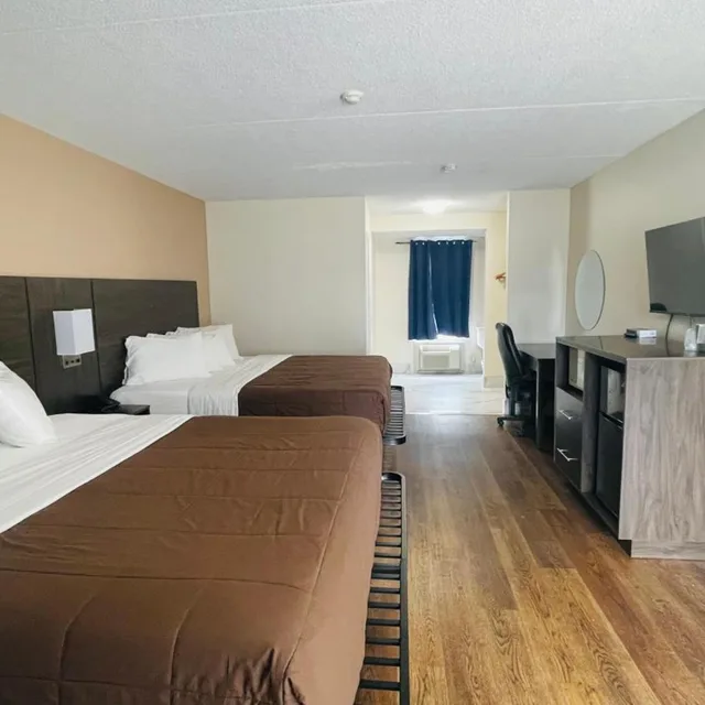 غرفة بسرير كينج وسريرين كينج، The Universal Inn And Suites 2/6
