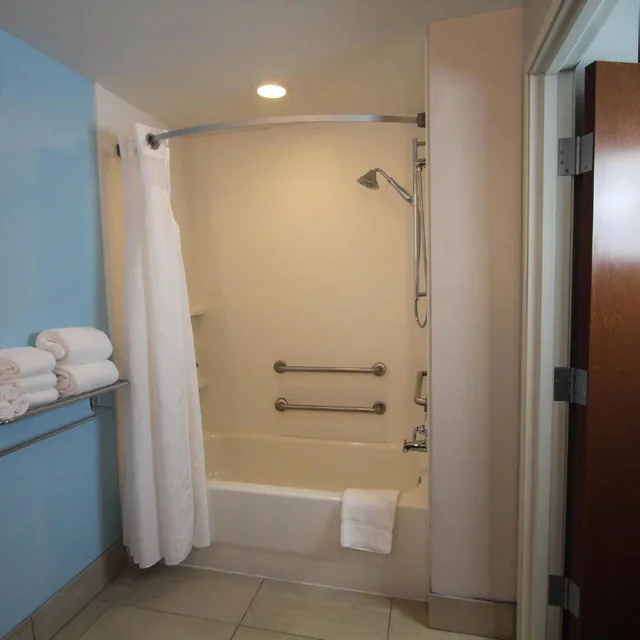 Deluxe, King Bed, Accessible, Holiday Inn Express Hotel And Suites Charleston North 4/4