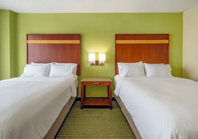 غرفة قياسية بسريرين كوين بإطلالة على المسبح، Holiday Inn Hotel And Suites Virginia Beach North Beach 6/10