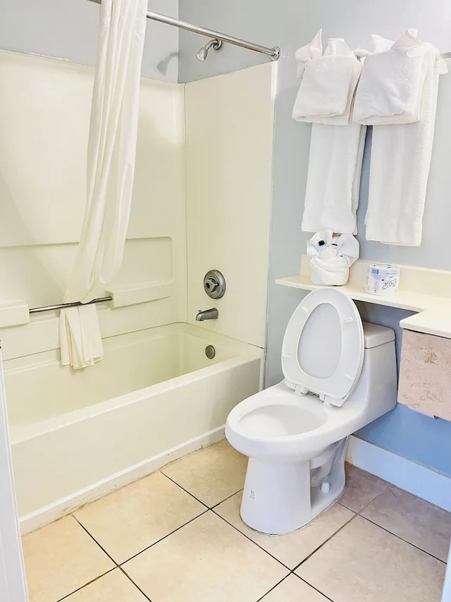 Standard, Single, 2 Double Beds، Suburban Studios Airport 7/10