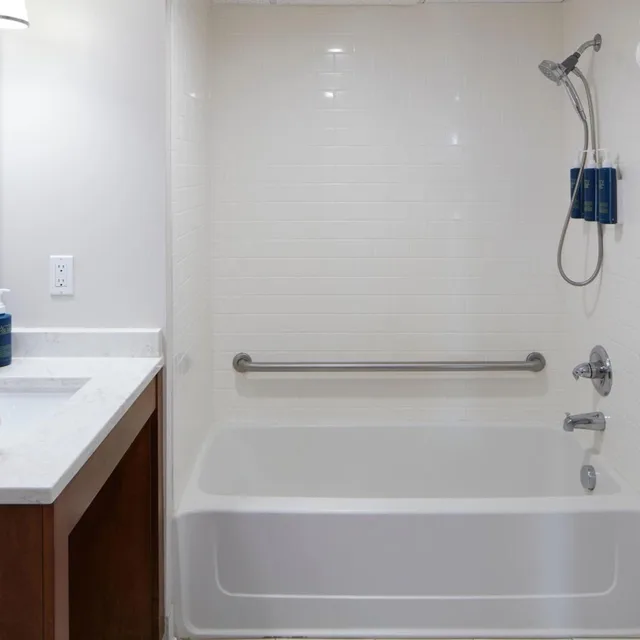 استوديو كبير بسرير كينج مع أريكة لذوي الإعاقة، Four Points By Sheraton Virginia Beach Oceanfront 5/7
