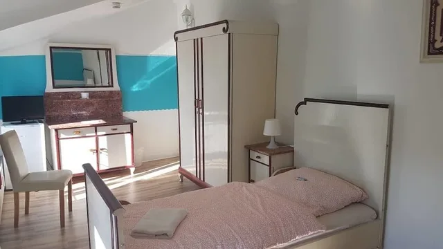 غرفة مفردة بسرير كوين بحمام مشترك، A&S Ferienwohnungen Koblenzerstr. 131 3/4