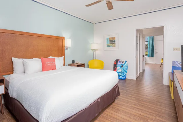 جناح بسرير كينج بإطلالة على المسبح مع أريكة، Beachside Hotel and Suites 2/5