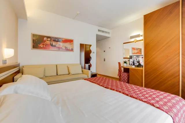 غرفة ديلوكس بسرير كوين وسرير فردي بشرفة، Hotel Europa 6/8