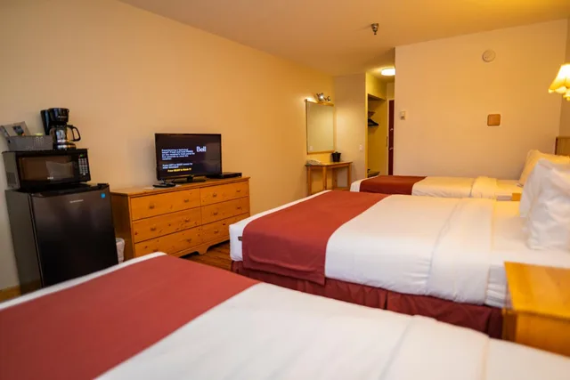 غرفة عائلية بسرير فردي، Canadas Best Value Inn River View Hotel 3/6