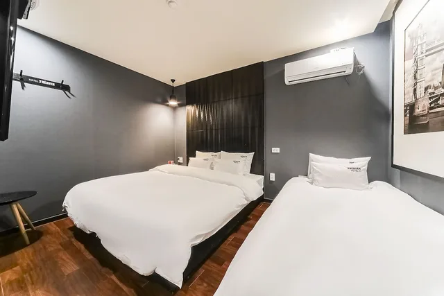 غرفة ديلوكس بسريرين منفصلين وسرير كينج وسرير فردي، Hotel 2 Heaven Songdo 7/10
