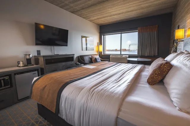 غرفة بسرير كينج بإطلالة على المرفأ مع أريكة يُسمح فيها بالحيوانات الأليفة، Pier B Resort 1/1