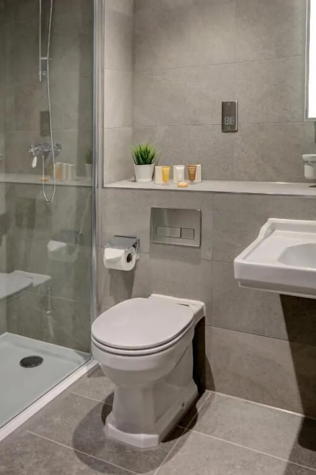 غرفة قياسية بسرير كينج وسرير فردي لذوي الإعاقة، Best Western Plus Kenwick Park Hotel 2/4