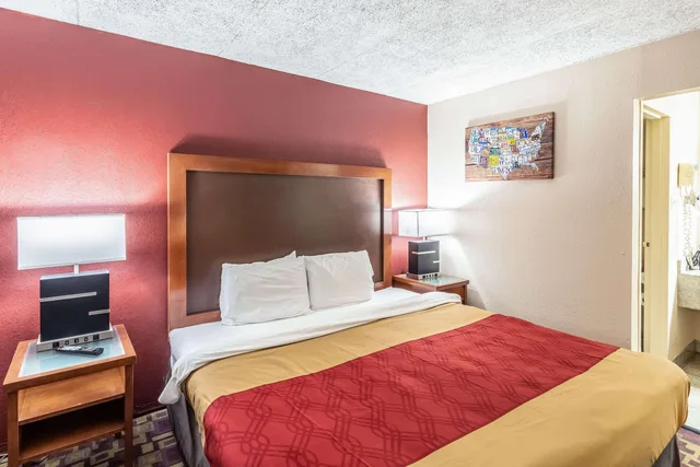 غرفة بسرير كينج، Econo Lodge Zanesville, OH 1/5