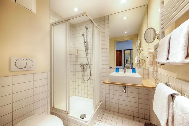 Room, French Bed, Queen Bed, B&B Hotel Berlin City-Ost (ex. Best Western Hotel City Ost) 8/9