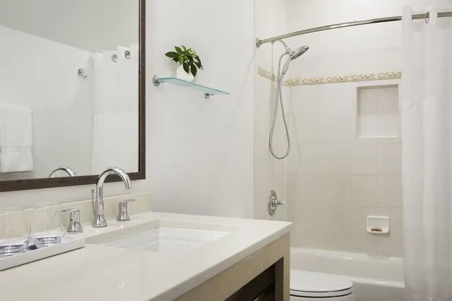Guest Room, King Bed, Water Front، Parrot Key Hotel & Villas 9/11