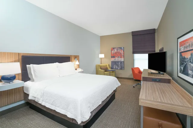 غرفة بسرير كينج مع أريكة، Hampton Inn Madison Huntsville Airport 2/7
