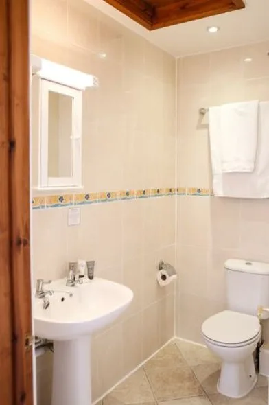 Deluxe, Single, Kingston Country Courtyard 2/2