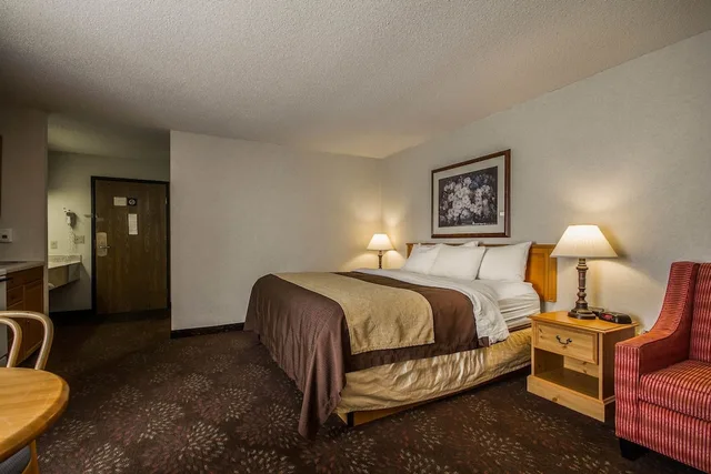 جناح بسرير كينج بمطبخ، Comfort Inn Fond Du Lac 1/3