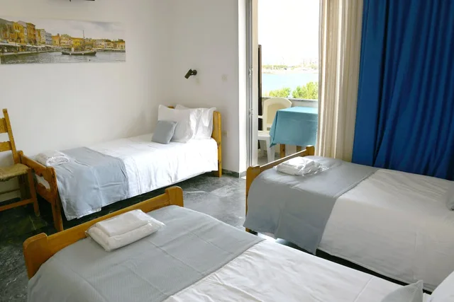 غرفة قياسية ثلاثية بثلاثة أسرّة بإطلالة جزئية على البحر، Klinakis Beach Hotel 4/10