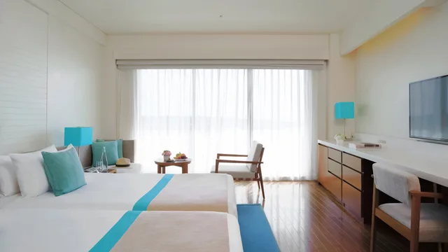 غرفة كلاسيكية بسريرين منفصلين بإطلالة على البحر مع دخول صالة النادي، Ana Intercontinental Manza Beach Resort 1/7