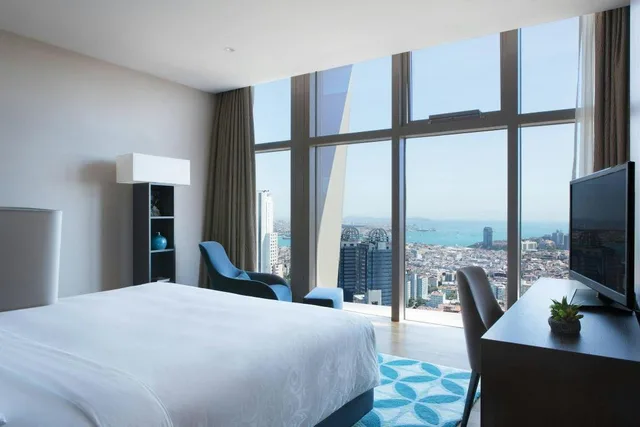 جناح رئاسي تنفيذي بسرير كينج بإطلالة على البحر مع دخول الصالة، Istanbul Marriott Hotel Sisli 1/4