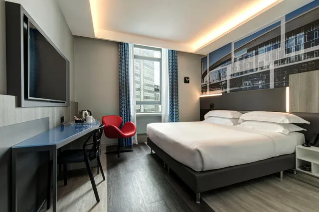 Room, Queen Bed, iQ Hotel Milano 1/5