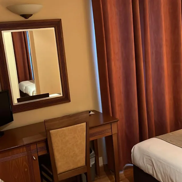 غرفة ثلاثية، 121 Hotel Paris 7/10