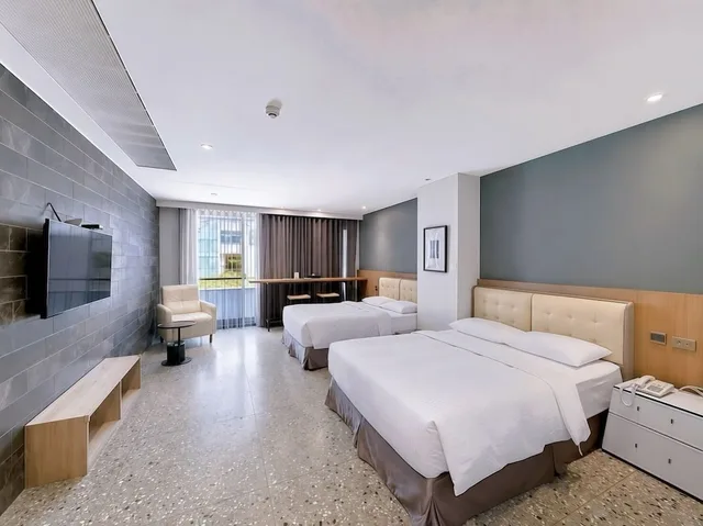 Deluxe, Family, 2 Queen Beds, 3 Door Hotel 3/10
