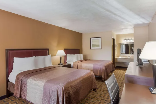 غرفة بسريرين مزدوجين، SureStay Hotel by Best Western Summersville 2/8