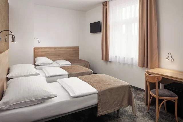 غرفة قياسية ثلاثية بسرير كينج وسرير فردي مع سرير إضافي، Ambiance Hotel 1/10
