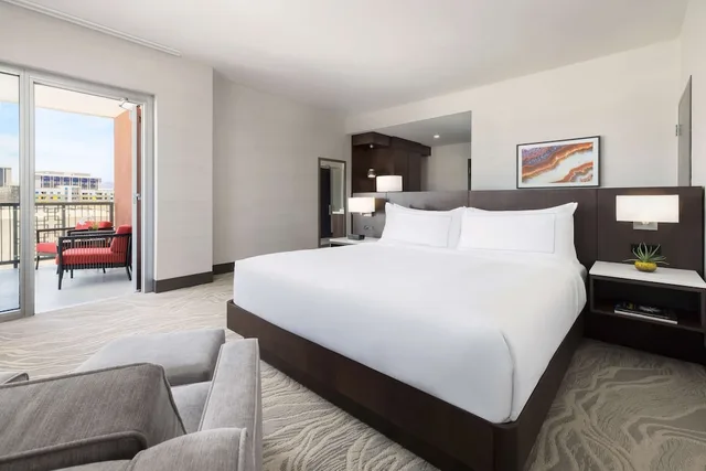 جناح بسرير كينج بشرفة، Doubletree By Hilton Tucson Downtown Convention Center 2/3