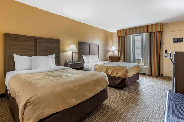 Standard, Single, 2 Double Beds, Smoking، Quality Inn And Suites Hanes Mall 1/8