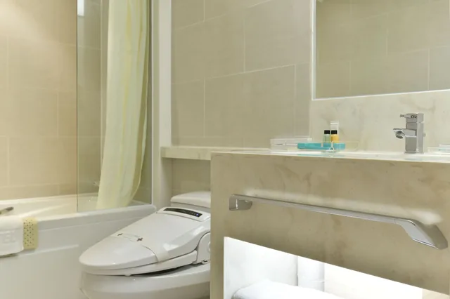 غرفة ديلوكس بسرير مزدوج وسرير فردي، Pacific Hotel Seoul 2/2