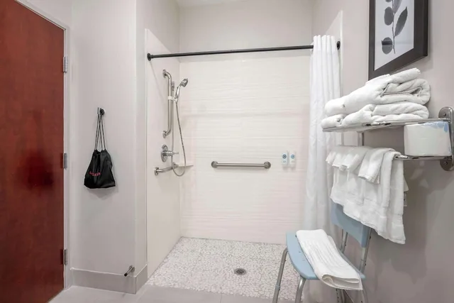 غرفة بسرير كينج لذوي الإعاقة، Country Inn & Suites by Radisson, Dayton South, OH 6/7